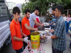 Kulp Kaymakamlığı 600 kişiye iftar verdi