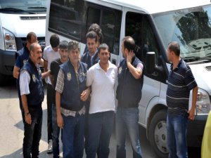 19 Yaşındaki Kızını Kaleşnikofla Vurdu