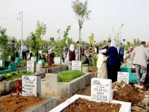 Mezarlıklarda doldu taştı