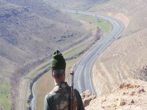 Kulp’ta PKK’liler ile korucular arasında çatışma