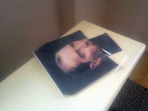 Taziye evine giren şahıslar, Türk bayrağı ve Atatürk posterine zarar verdi