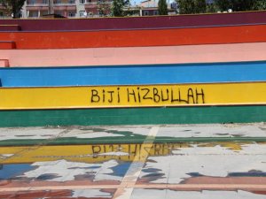 Diyarbakır'da 'Lgbt' Rengine Boyandığı İddia Edilen Parkın Merdivenleri Yakıldı
