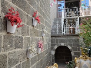 Sur’un tarihi mekanları kapanma noktasına geldi