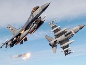 Darbeciler yolcu uçağını indirmeyi göze almış