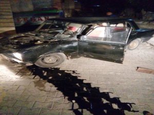 Çaldıkları otomobille kaza yapan 3 hırsız aracı bırakıp kaçtı