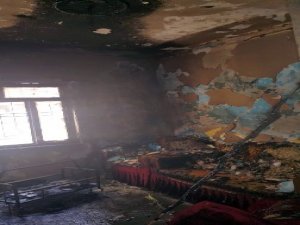 Elektrik kontağından çıkan yangın evi küle çevirdi