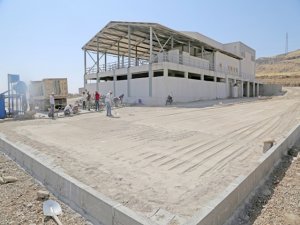 Cizre’de yeni mezbahana binasında çevre düzenlemesi yapıldı