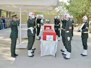 ŞEHİT ASKERLER İÇİN TÖREN