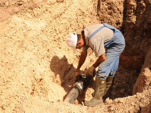 Dicle Mahallesi’ne polietilen boru döşeniyor