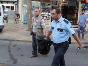 Doğurduğu bebeği poşete koyup odunluğa attı