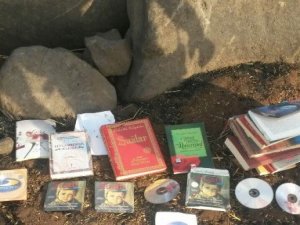 Çevre yoluna atılmış FETÖ kitapları bulundu