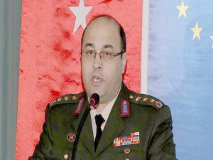 Darbe girişimi gecesi gelişmeleri şortlu, tişörtlü takip etmiş