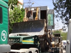 Suriye Sınırına Zırhlı İş Makineleri Sevk Edildi