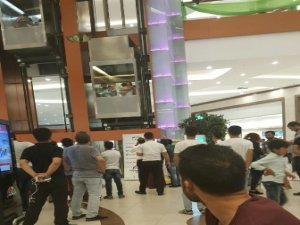 Vatandaşlar AVM’nin asansöründe mahsur kaldı
