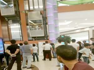 Vatandaşlar AVM’nin asansöründe mahsur kaldı