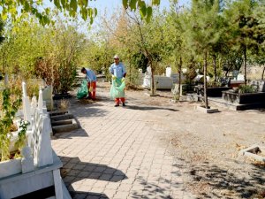 Bayram öncesi mezarlıklarda temizlik çalışması