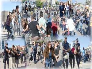 Oturma eylemi yapan liseli öğrenciler gözaltına alındı