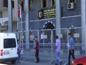 Polis, Sur Belediyesi önünde kuş uçurtmuyor