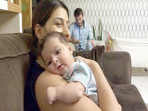 2 aylık bebeğini TEM’de emziriyor