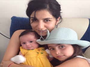 Roza bebeğin öğretmen annesi serbest