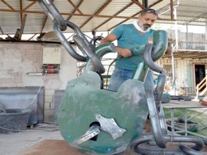 Çöpte bulduğu malzemelerden eserler yaratıyor