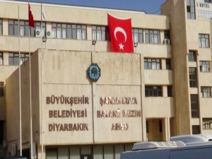 Diyarbakır Büyükşehir Belediyesi binasına Türk bayrağı asıldı