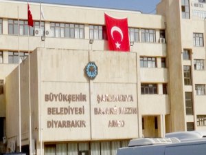 Diyarbakır Büyükşehir Belediyesi binasına Türk bayrağı asıldı