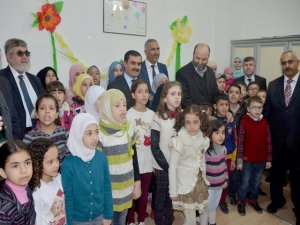 Suriyeliler için 700 kişilik okul açıldı