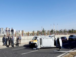 Otomobil refüje çarptı, 1 yaralı