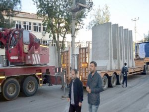 Emniyet binasının çevresi beton bloklarla kapatıldı