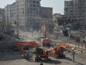 Bombalı patlamada hasar gören binalar yıkılıyor