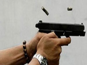 Eşiyle tartışan koca, kayınbabasının evine ateş etti