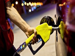 Benzin ve motorine 15 kuruş zam