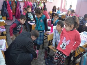 AK Parti’den öğrencilere kışlık ayakkabı yardımı