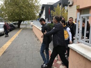 İş arayan genç kendini jiletledi