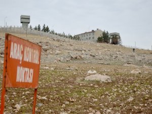 Aracın karakola 300 metre mesafede patlaması olası faciayı önledi