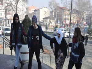 Beline Sarılı Uyuşturucu Ele Geçen 82 Yaşındaki Kadın Serbest