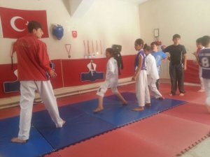 Surlu çocuklara tekvandolu destek