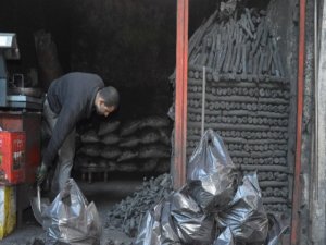 Ekmeğini Odun Kömüründen Çıkarıyor