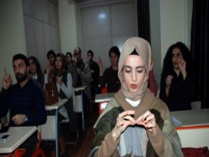 İşitme Engelli Annesi ve Babası, Hayatını Değiştirdi