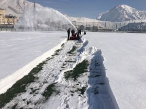Hakkari şehir stadı kardan temizleniyor