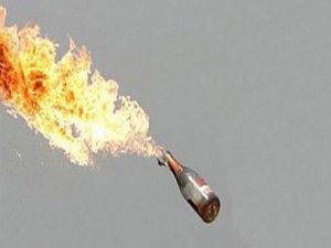 Maskeli Saldırganlar Markete Molotof Attı