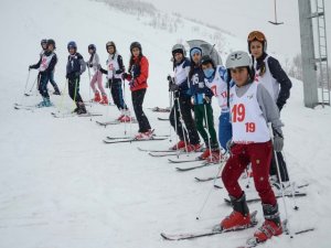 Ovacık’ta kayak yarışması renkli görüntülere sahne oldu