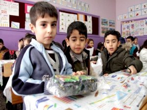 MAĞDUR ÇOCUKLARA ‘KARDEŞ OKUL’  BEREKETİ…