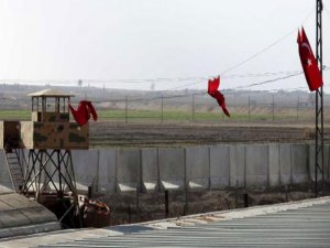 PYD denetimindeki Telabyad ile Akçakale arasına beton duvar