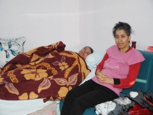 Yatalak anneye engelli kızı bakıyor