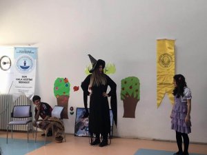 Diyarbakır’daki yurtlarda kalan çocuklara tiyatro gösterisi