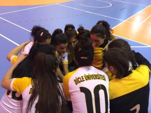 DÜ hentbolda tutulmuyor