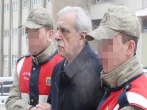 Türk’e kelepçe tepkiye neden oldu