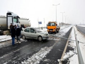 Yoldan çıkan araçlar aydınlatma direklerini devirdi